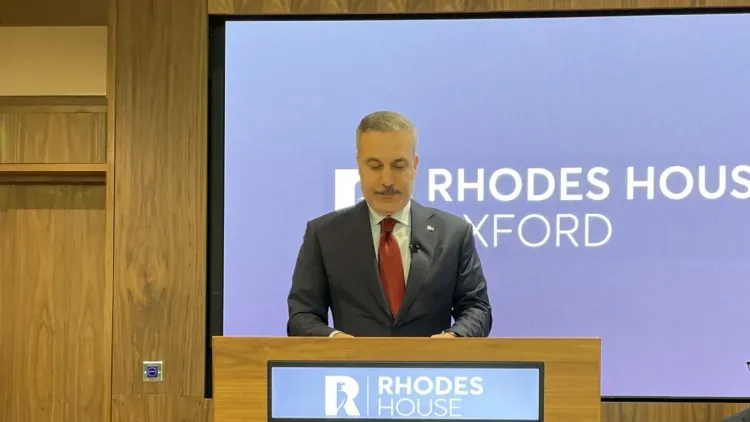 وزير الخارجية التركي هاكان فيدان يلقي خطابًا في جامعة أكسفورد، متحدثًا عن دور تركيا كوسيط دبلوماسي في الأزمات العالمية.