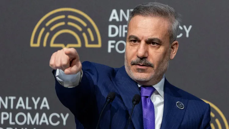 وزير الخارجية التركي هاكان فيدان يتحدث في منتدى أنطاليا للدبلوماسية، معبراً عن قلقه من التحالف العسكري بين إسرائيل واليونان وقبرص.