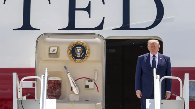 الرئيس الأمريكي السابق دونالد ترامب واقف على سلم طائرة الرئاسة Air Force One خلال قمة الناتو في أنقرة، وسط إجراءات أمنية مشددة بسبب تهديدات استخباراتية.