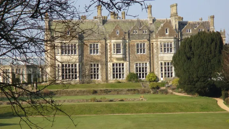 مبنى Wilton Park التاريخي في المملكة المتحدة حيث يُعقد مؤتمر سري حول السودان بمشاركة ممثلين من قوات الدعم السريع الإماراتية والبريطانية.