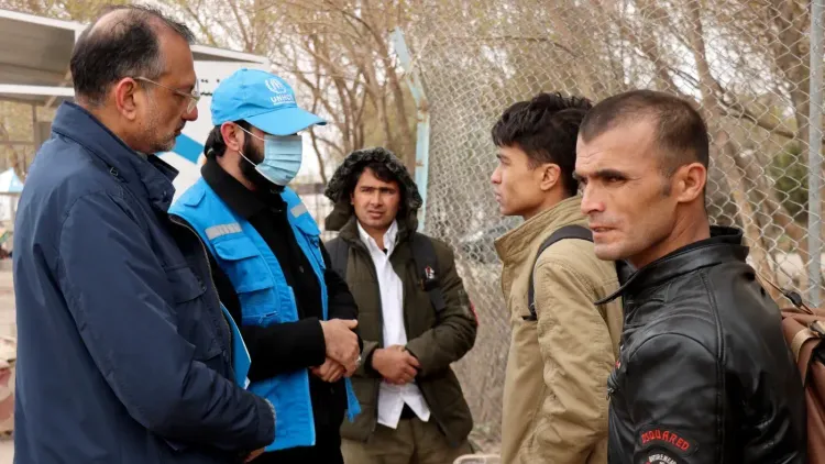 اجتماع لموظفي المفوضية السامية للأمم المتحدة لشؤون اللاجئين مع نازحين في إيران، وسط تزايد أعداد المتضررين من النزاع.