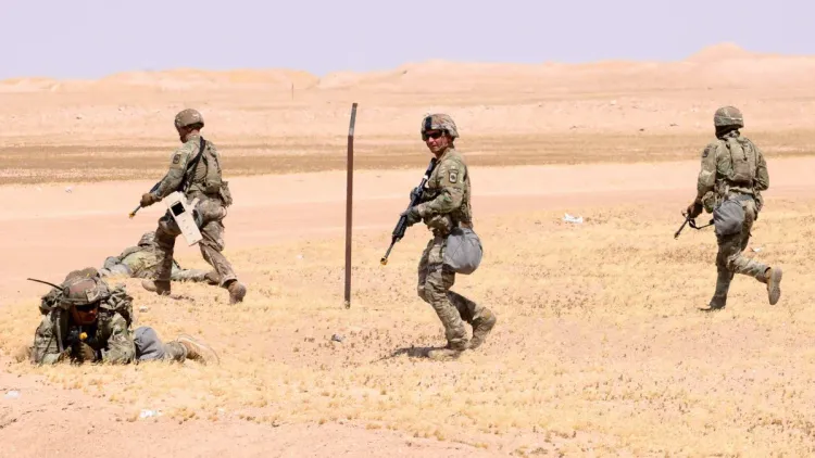 جنود أمريكيون في تدريب ميداني صحراوي يعكس إعادة تقييم الوجود العسكري الأمريكي في قواعد الخليج وسط تهديدات إيرانية متصاعدة.