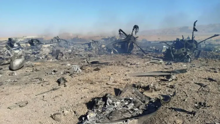 حطام طائرات عسكرية في منطقة صحراوية، يظهر آثار الدمار بعد غارات في محافظة خوزستان الإيرانية، وسط تصاعد التوترات العسكرية.