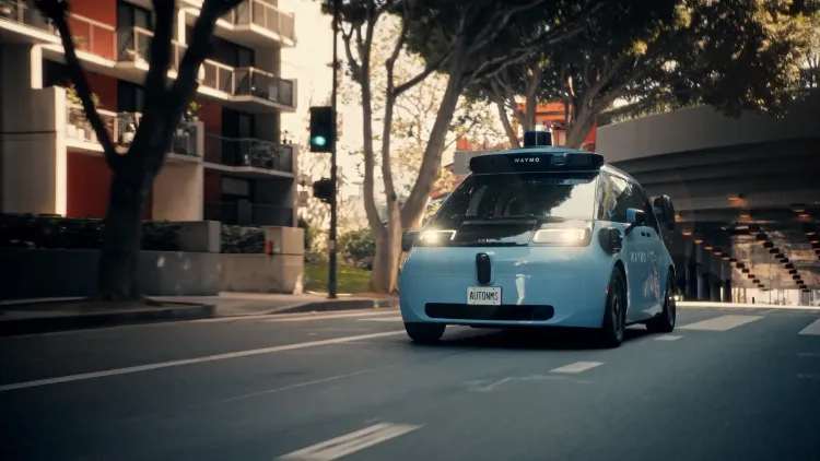 سيارة أجرة ذاتية القيادة من Waymo تسير في شارع بتورونتو ضمن المرحلة الأولى لرسم خرائط الطرق استعداداً لاختبار القيادة الذاتية.
