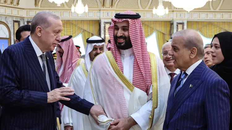 قادة السعودية وتركيا وباكستان خلال توقيع اتفاقية مكة للدفاع المشترك لتعزيز الأمن الإقليمي والتعاون العسكري في الشرق الأوسط.