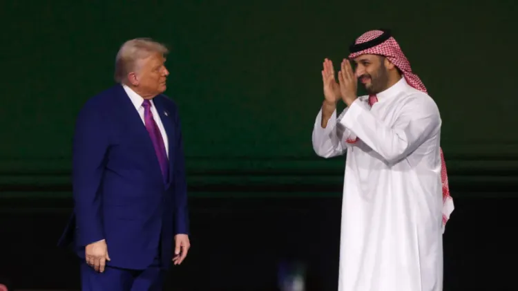 ترامب وولي العهد السعودي محمد بن سلمان يتصافحان خلال حدث رسمي، مما يعكس العلاقات الدبلوماسية المتوترة بين الولايات المتحدة وإيران.
