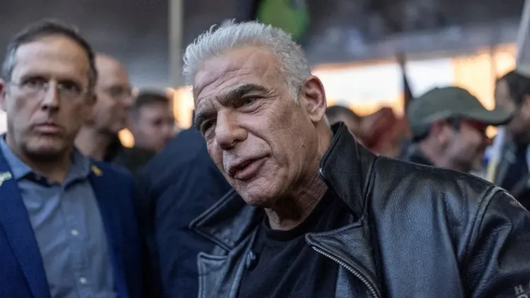 زعيم المعارضة الإسرائيلية يائير لبيد يتحدث خلال مؤتمر صحفي، معبرًا عن دعمه لتوسيع حدود إسرائيل إلى المدى التوراتي.