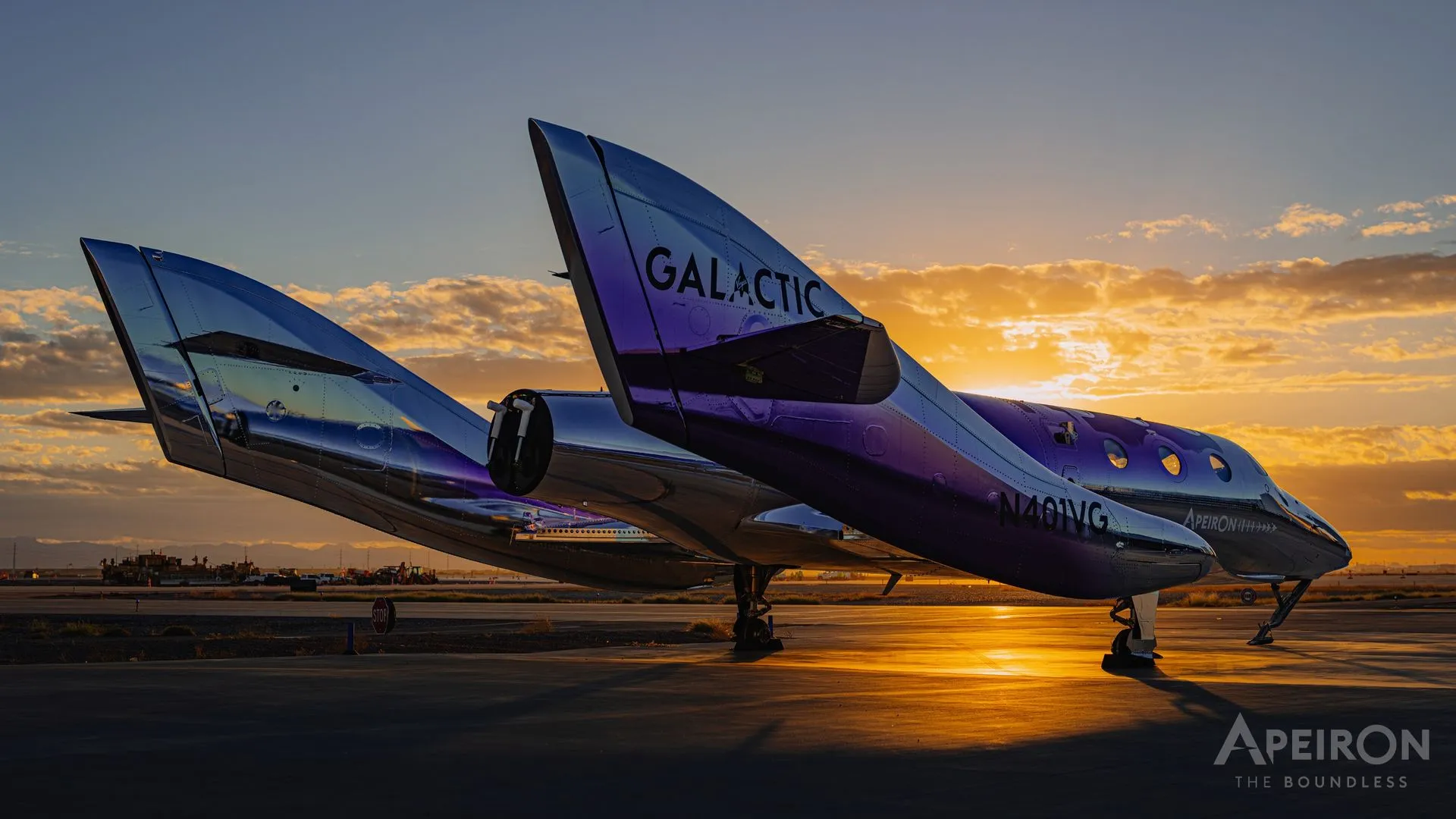 مركبة الفضاء Apeiron من Virgin Galactic تستعد لرحلات الفضاء التجارية غير المدارية بواجهة عصرية في غروب الشمس.