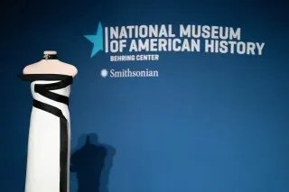 فستان ميلانيا ترامب الأبيض والأسود المزركش معروض في المتحف الوطني للتاريخ الأمريكي، يرمز إلى التصميم العصري والتعبير الإبداعي.