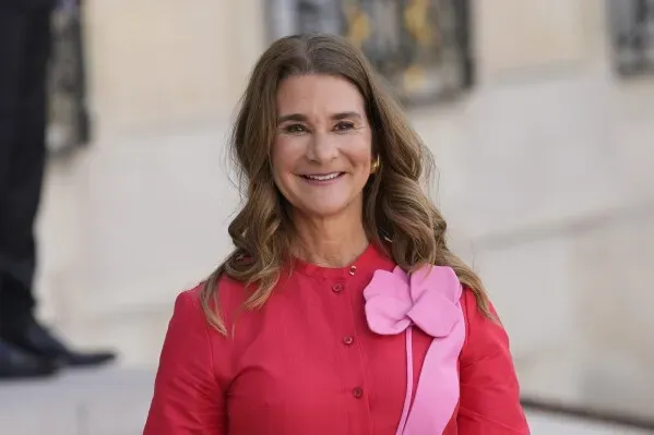 ميليندا فرينش غيتس ترتدي فستانًا ورديًا مع دبابيس زهرية، مبتسمة خلال حدث مجلة ELLE Women of Impact في نيويورك، حيث تتحدث عن حقوق المرأة.