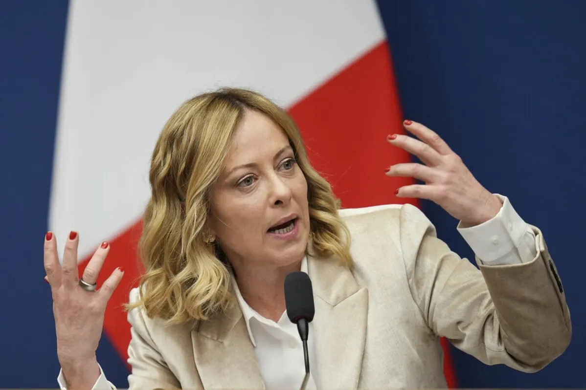 رئيسة وزراء إيطاليا جيورجيا ميلوني تتحدث في مؤتمر صحفي، معبرة عن موقف حكومتها بشأن محادثات أمن الاتصالات مع سبيس إكس.