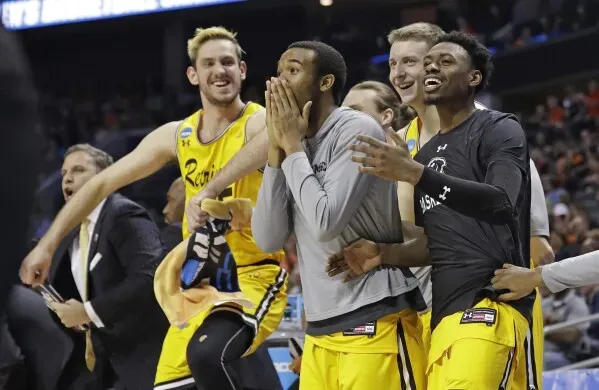 فرحة لاعبي فريق فيرلي ديكنسون بعد فوزهم التاريخي على بوردو في بطولة NCAA، حيث يظهرون في حالة احتفال وحماس.