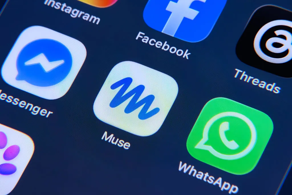 شاشة هاتف تعرض تطبيقات Meta الرئيسية مثل Facebook وInstagram وWhatsApp مع ظهور تطبيق Muse الجديد لأدوات الذكاء الاصطناعي.