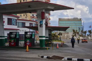 محطة وقود في كوبا تظهر مضخات فارغة، تعكس أزمة شح الوقود وتأثيرها على الحياة اليومية في البلاد.