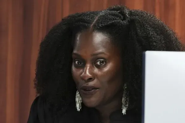 قاضية المحكمة كريستين د. سيمونز أثناء جلسة استماع، حيث أسقطت التهم عن مجموعة من المتهمين بمحاولة تزوير نتائج انتخابات 2020 في ميشيغان.