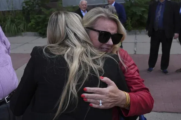 احتضان عاطفي بين امرأتين خارج المحكمة بعد إسقاط التهم في قضية تتعلق بمحاولة تزوير نتائج الانتخابات في ميشيغان.