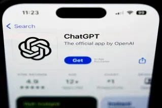 تطبيق ChatGPT الرسمي من OpenAI يظهر على شاشة هاتف ذكي، مع تفاصيل حول التقييمات والتحميل، مما يعكس التطورات في الذكاء الاصطناعي.