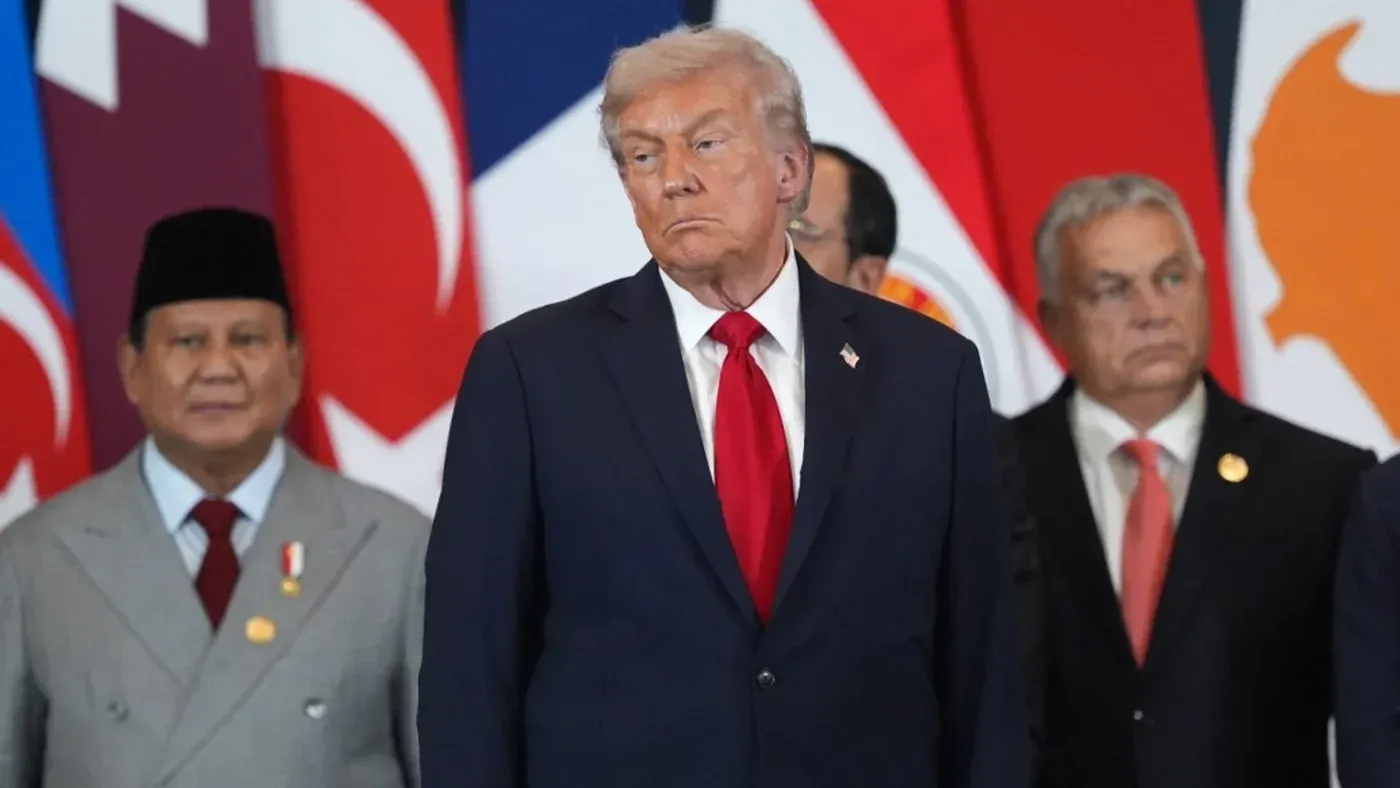 ترامب يقف في منتدى مع قادة دول مختلفة، مع خلفية من الأعلام، خلال مناقشات حول "مجلس السلام" في دافوس.