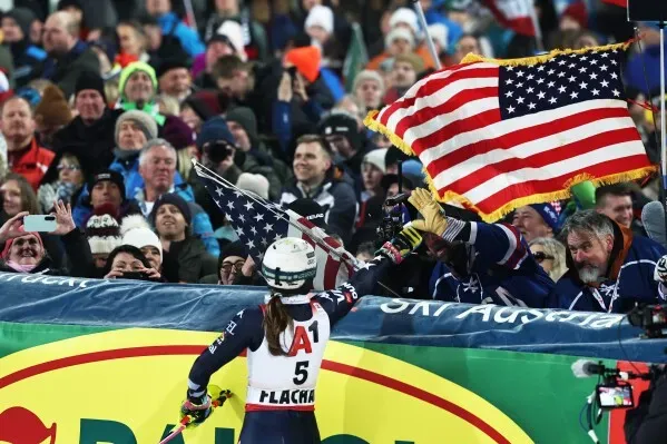 منافسة قوية في سباق التعرج، حيث تحتفل ميكايلا شيفرين مع الجماهير الأمريكية بعد فوزها، مع العلم أن بولا مولتزان حلت في المركز الثاني.