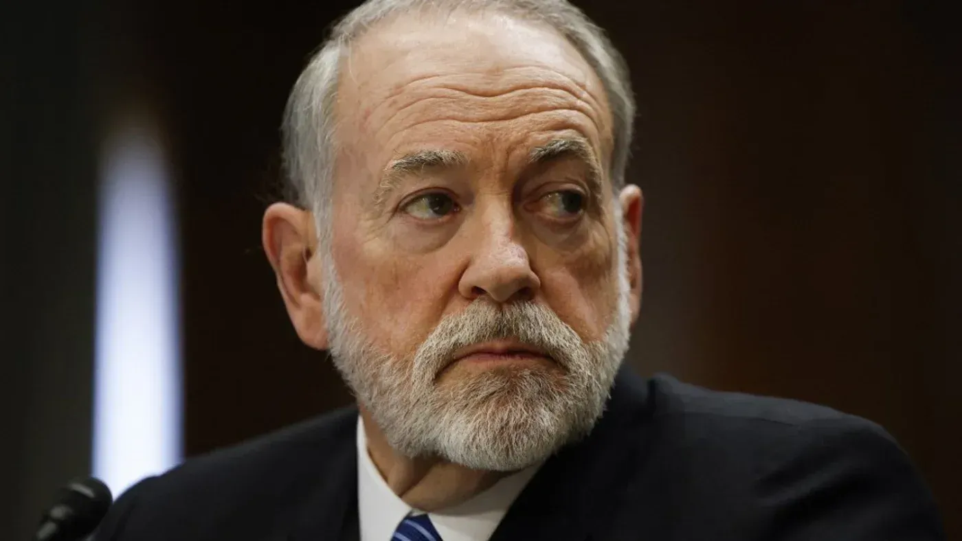 مايك هاكابي، السفير الأمريكي لدى إسرائيل، أثناء حديثه في مقابلة، يعكس مواقف الحكومة الإسرائيلية حول الوضع في الشرق الأوسط.