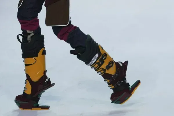 حذاء تزلج هجين مبتكر من Dsquared2، يجسد روح الألعاب الأولمبية، مع تصميم يجمع بين الأناقة والأداء الرياضي.