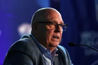 مدرب فريق الهوكي للرجال بوب موتزكو يتحدث في مؤتمر صحفي، بعد إعلان انفصاله عن جامعة مينيسوتا بعد ثماني سنوات من التدريب.