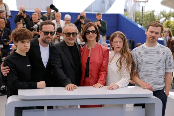 مخرج فيلم "Minotaur" Andrey Zvyagintsev مع فريق العمل في مهرجان كانّ، حيث تم عرض الفيلم الذي يتناول قضايا الفساد والحرب في روسيا.