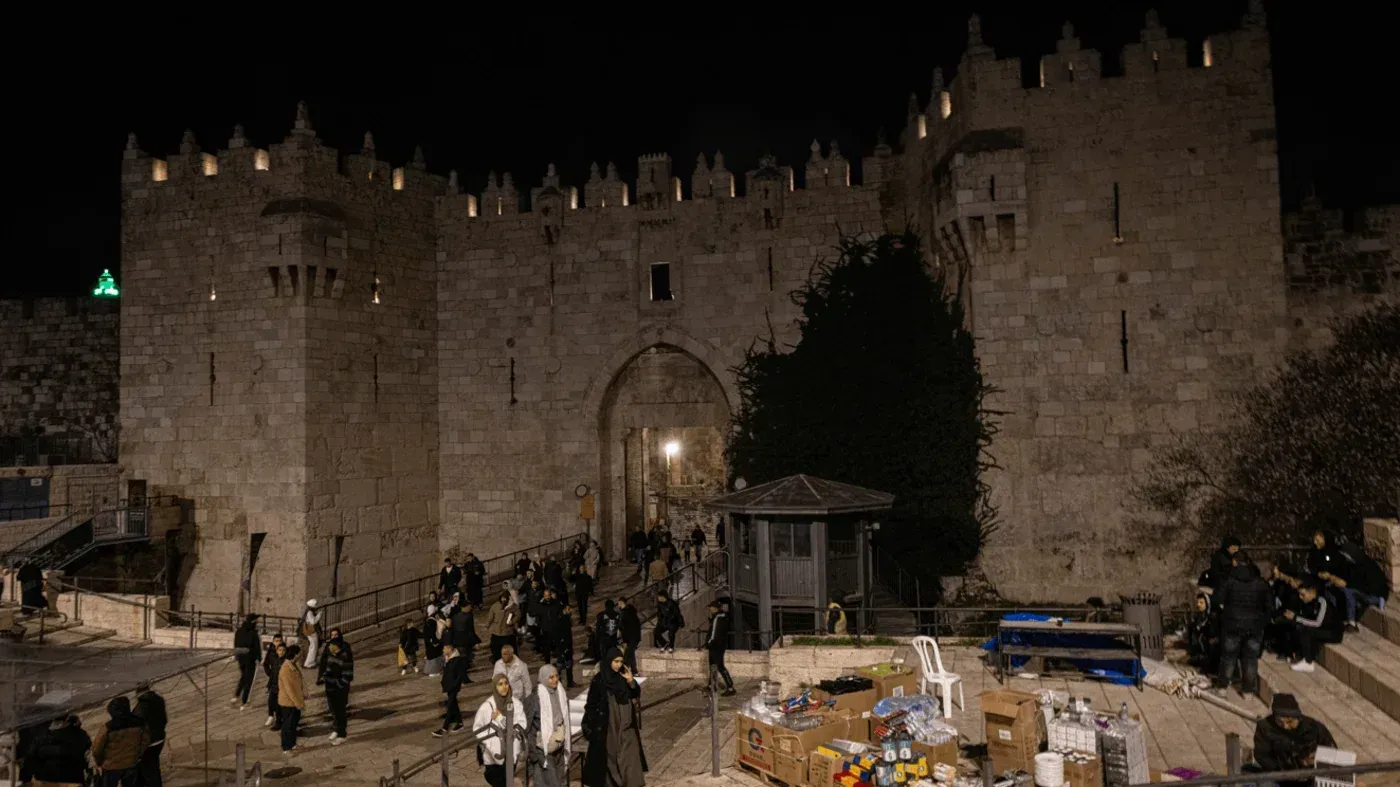 أجواء رمضانية هادئة عند باب العامود في القدس، مع غياب الزينة والاحتفالات، وسط تواجد أمني مكثف.