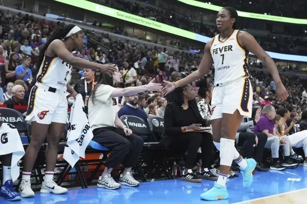 كيلسي ميتشل تتلقى التحية من زميلاتها بعد مباراة مثيرة، حيث سجلت 35 نقطة وسبع رميات ثلاثية، مما ساهم في فوز إنديانا فيفر على شيكاغو سكاي.