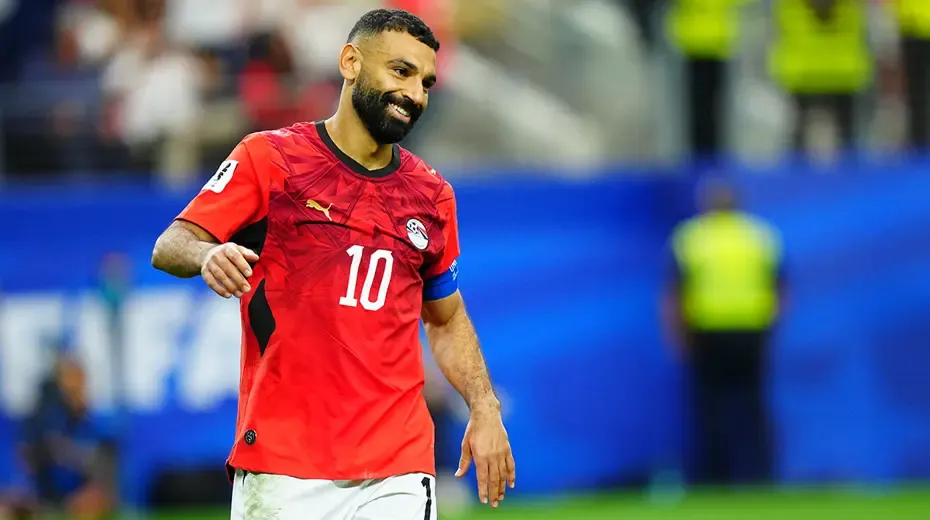 محمد صلاح قائد المنتخب المصري يبتسم بفخر بعد التأهل لدور الـ16 في كأس العالم 2026، رمز الأمل والإلهام للمسلمين.