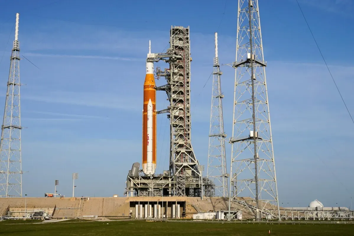 صاروخ نظام الإطلاق الفضائي في كيب كانافيرال، جاهز للإطلاق في مهمة أرتميس 2، مع سماء زرقاء وصافية.