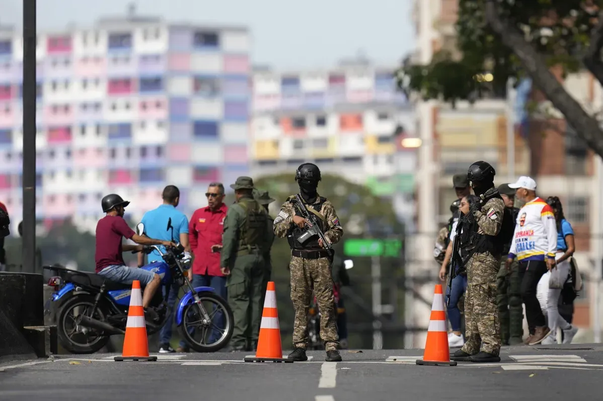 تظهر الصورة جنودًا مسلحين في نقطة تفتيش في فنزويلا، بينما يتجمع المدنيون حولهم، مما يعكس الوضع الأمني المتوتر في البلاد.