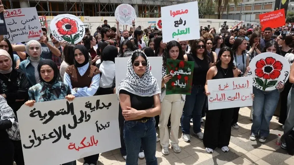 مظاهرة حاشدة لطلاب وأكاديميين في إسرائيل تطالب بإنهاء الحرب على غزة، مع لافتات تعبر عن مطالبهم ورفضهم للعنف.