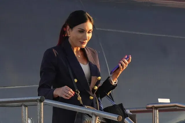 لورا لومر، ناشطة يمينية، تتحدث على هاتفها أثناء مغادرتها طائرة، تعكس تأثيرها في السياسة الأمريكية.
