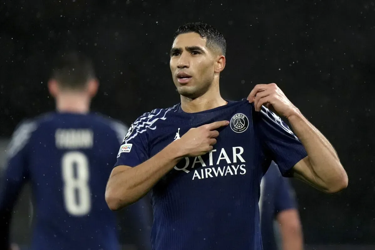 لاعب كرة القدم المغربي أشرف حكيمي، مرتدياً قميص باريس سان جيرمان، يظهر مشاعر الفخر أثناء مباراة.