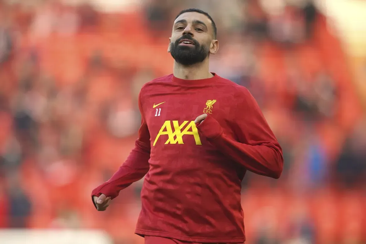 محمد صلاح، نجم نادي ليفربول، يحتفل على أرض الملعب، يستعد للمشاركة في منافسات كأس الأمم الإفريقية 2025.