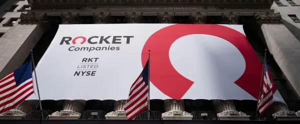 شعار شركة Rocket Companies مع العلم الأمريكي، يعكس استحواذها على شركة Mr. Cooper، مما يعزز مكانتها في سوق الرهن العقاري.