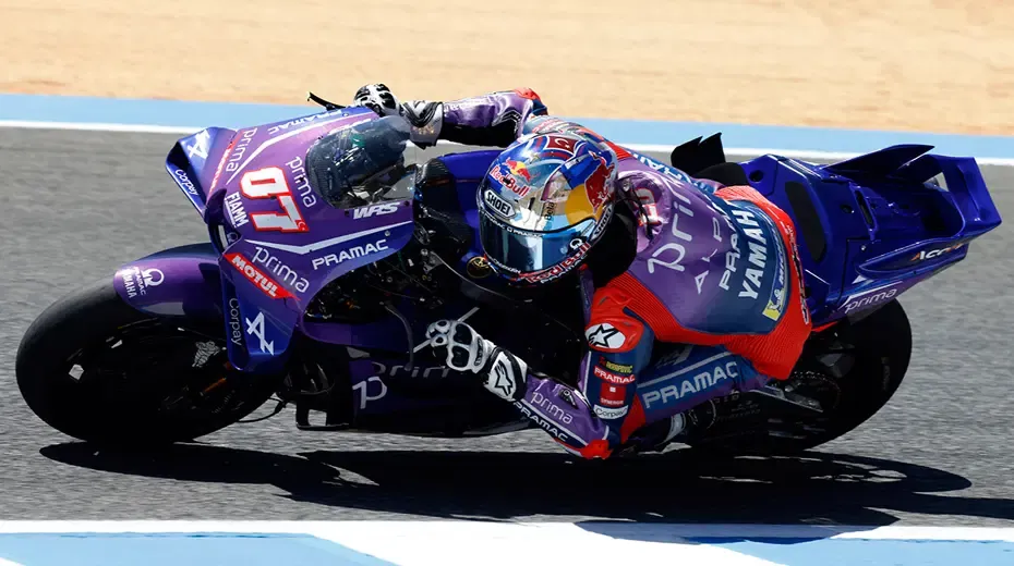 متسابق الدراجات التركي Toprak Razgatlıoğlu على دراجة Yamaha برقم 0 خلال سباق MotoGP، مستعدًا لجولة Silverstone في موسم 2025.
