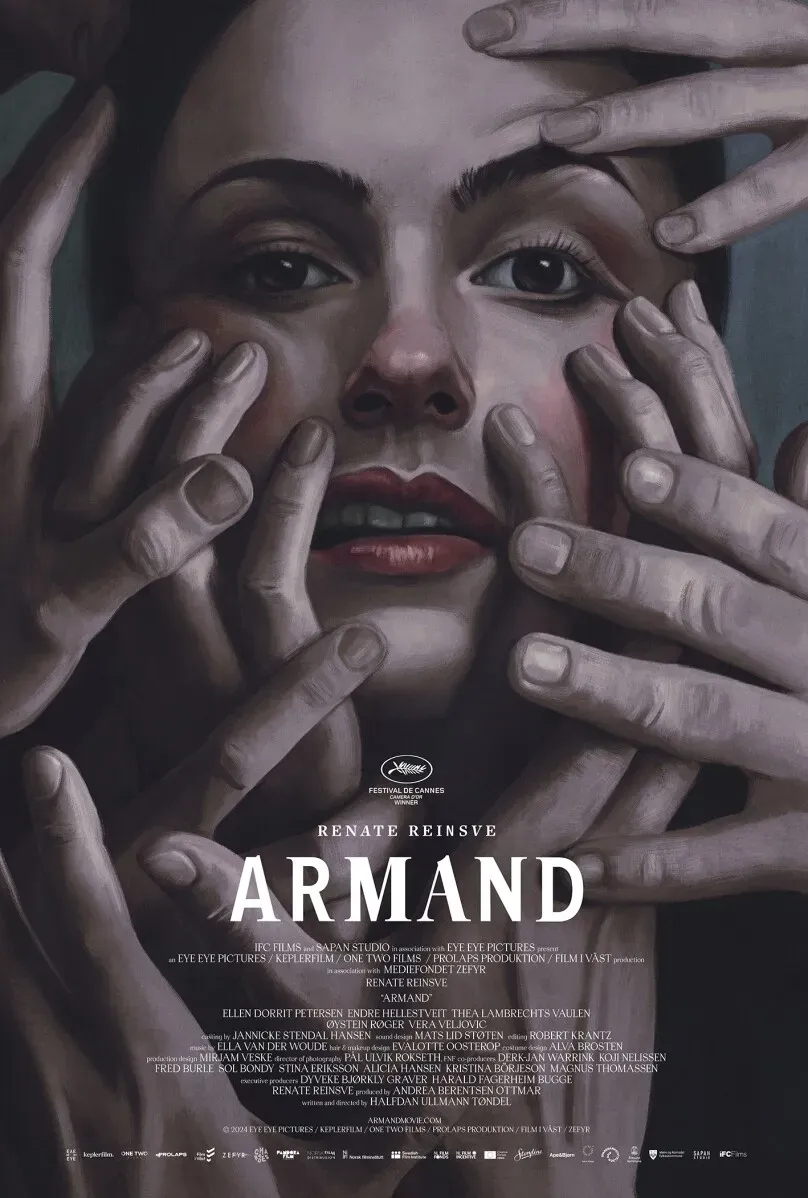 ملصق فيلم "أرماند" يظهر وجه امرأة محاطة بأيدٍ متعددة، مما يعكس التوتر والغموض في الفيلم الذي يتناول قضايا حساسة في بيئة مدرسية.