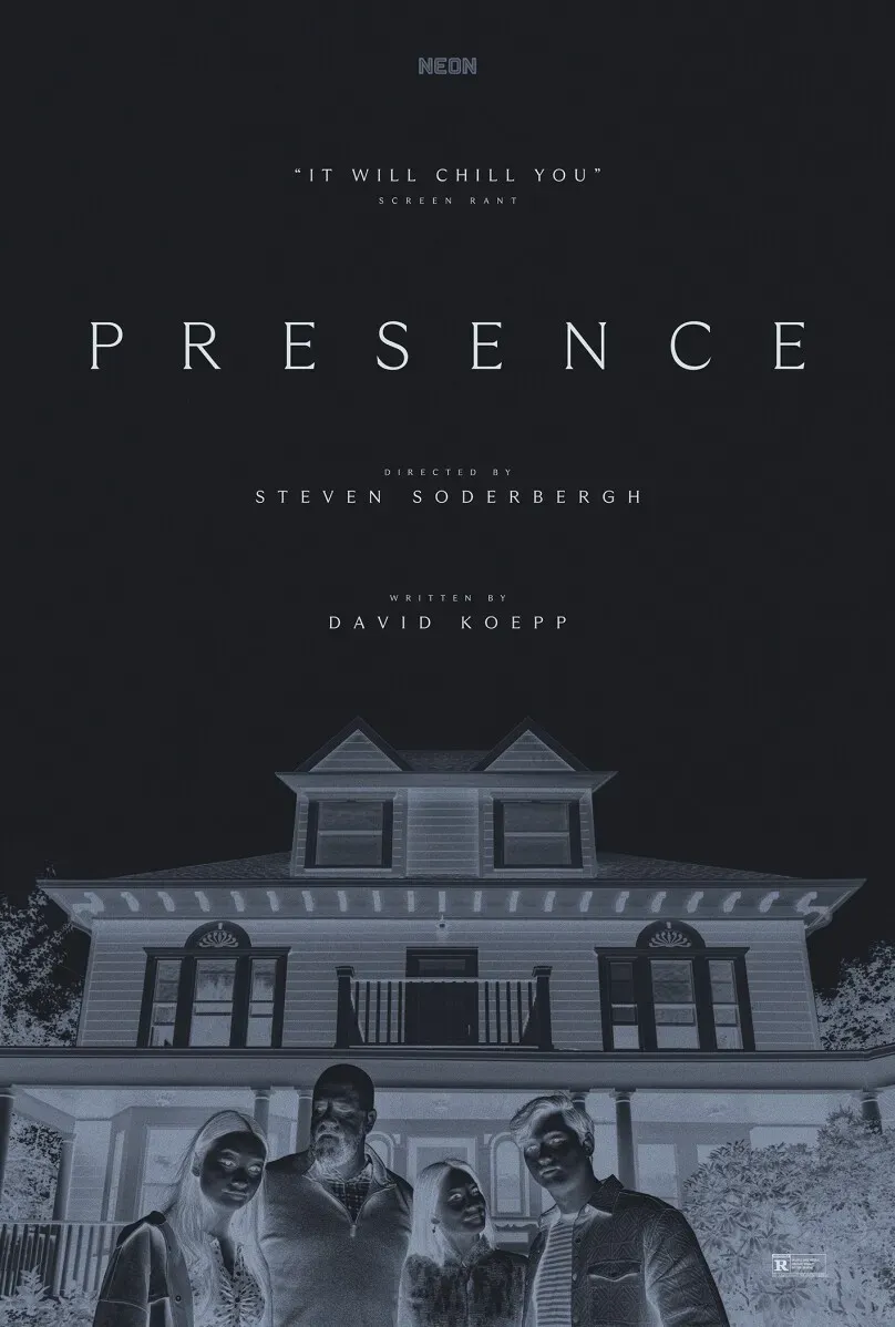 فيلم "Presence" للمخرج ستيفن سودربيرغ يظهر عائلة أمام منزل مسكون، يجسد التوترات العائلية والأسرار الغامضة في سياق تجربة مرعبة.