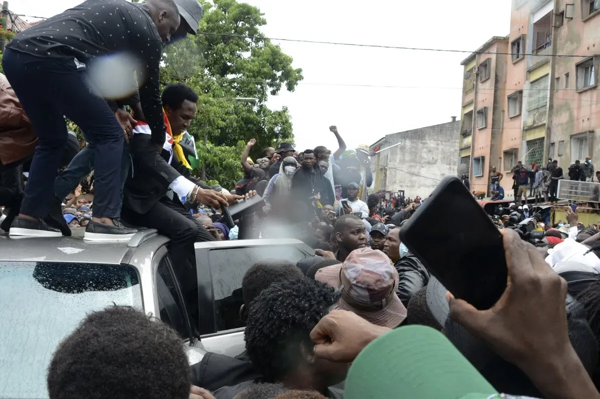 عودة زعيم المعارضة في موزمبيق، فينانسيو موندلين، وسط حشود من أنصاره، يحمل إنجيلاً، بعد فترة من المنفى الاختياري.