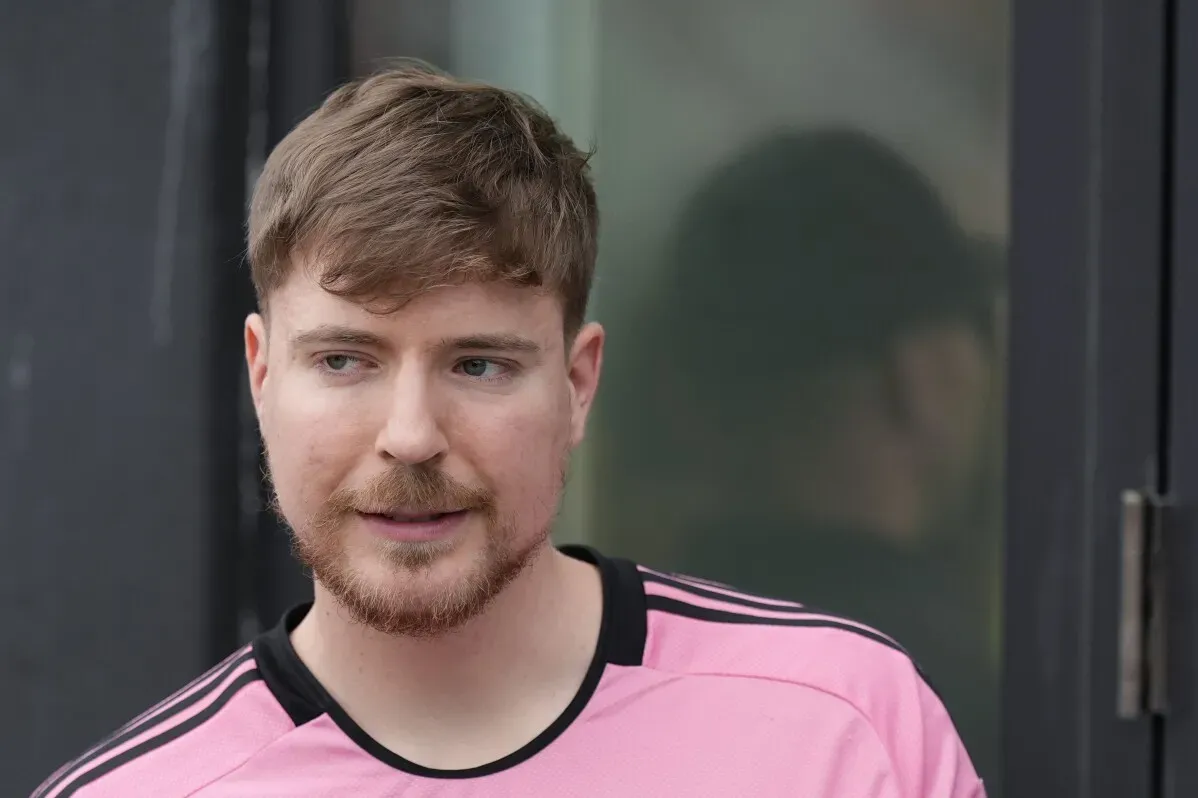 جيمي دونالدسون، المعروف بـ MrBeast، يتحدث عن اهتمامه بشراء تيك توك كما يُناقش عرض نقدي محتمل لعملياته في الولايات المتحدة.