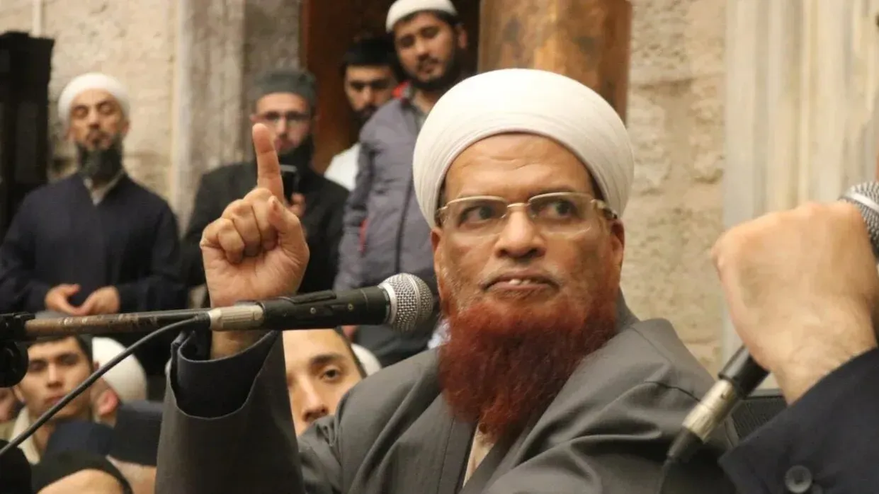 مفتي محمد تقي عثماني يتحدث في مؤتمر فلسطين الوطني بإسلام أباد، مطالبًا الدول الإسلامية بدعم "الجهاد" ضد إسرائيل.