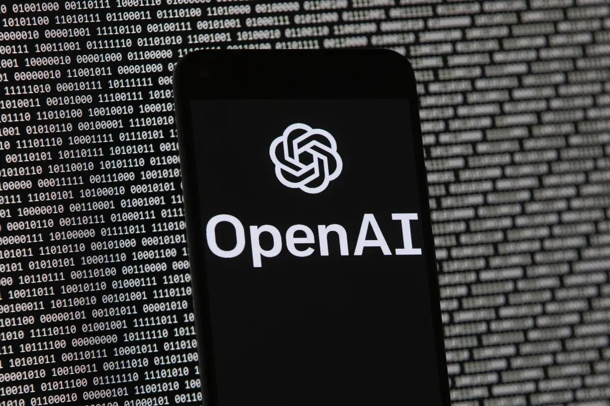 شعار OpenAI مع خلفية من الأرقام الثنائية، يعكس الجدل حول خطط التحول إلى شركة ربحية وتأثير ذلك على مهمتها الخيرية.