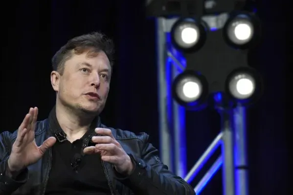 إيلون ماسك يتحدث خلال حدث، مع التركيز على تهديده بوقف تشغيل كبسولة دراغون التابعة لشركة سبيس إكس.