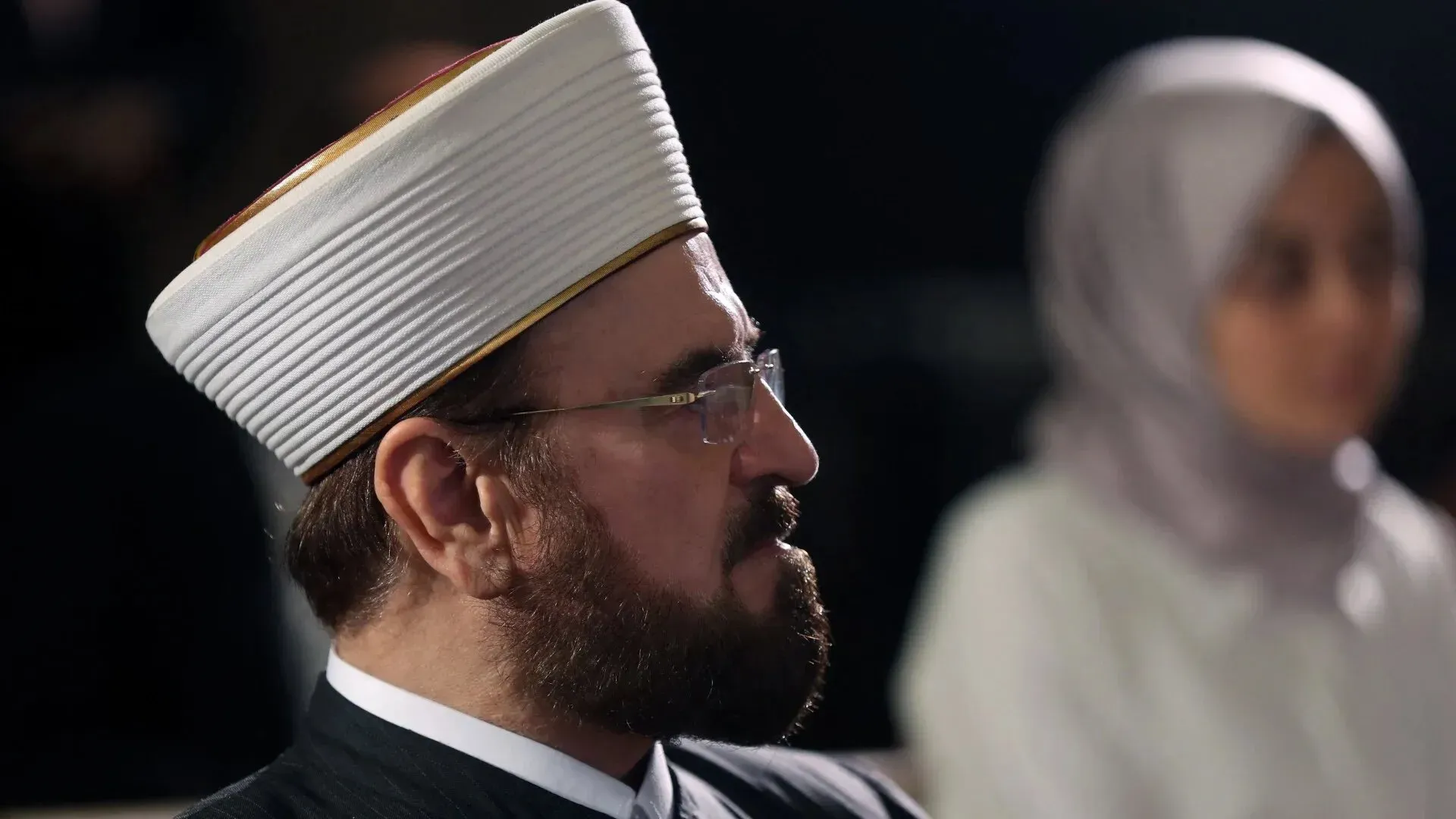 صورة لعالم دين مسلم يرتدي عمامة تقليدية، يظهر بملامح جدية خلال حديث عن ضرورة دعم غزة في مواجهة العدوان الإسرائيلي.