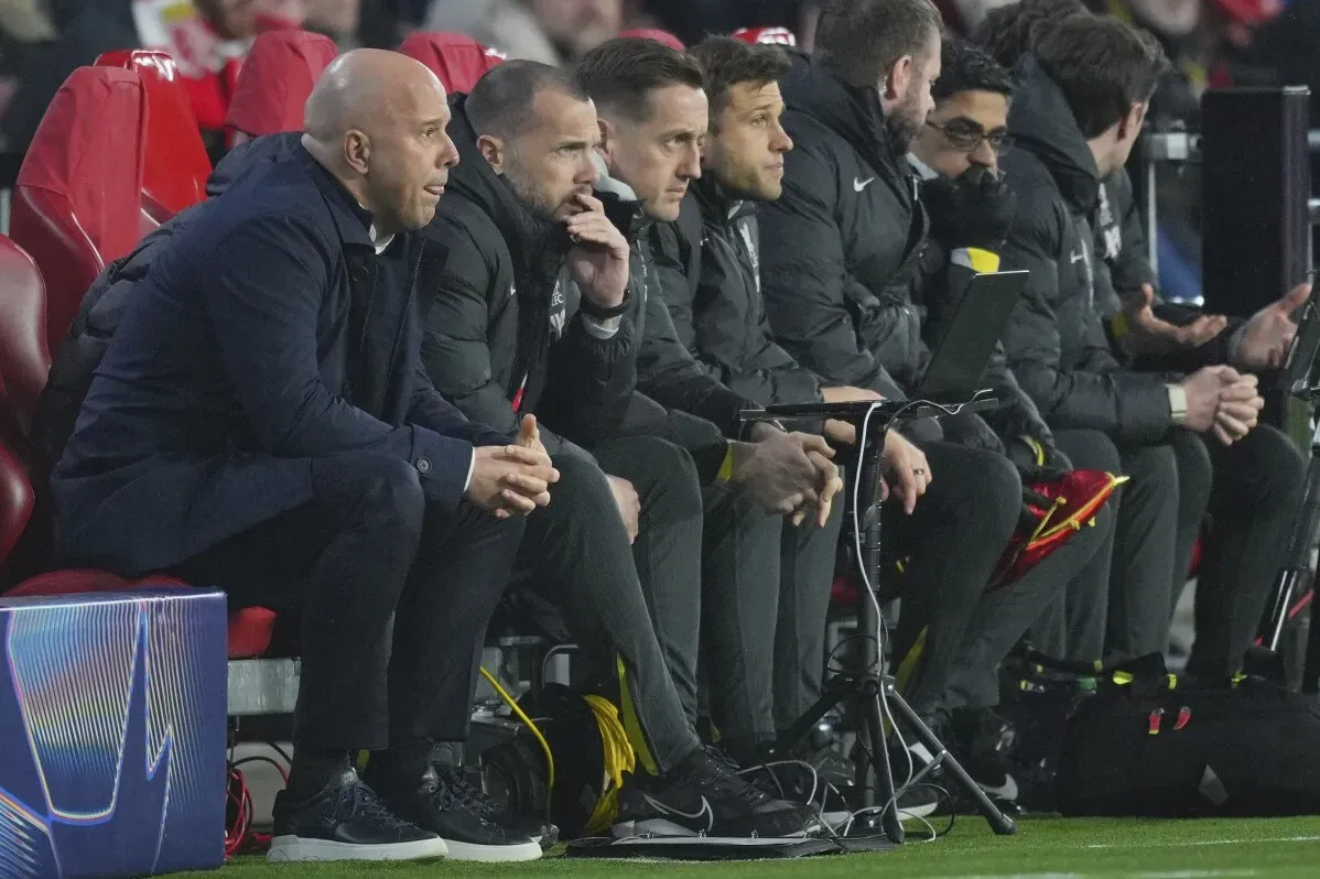 مدربو ليفربول على مقاعد البدلاء خلال مباراة دوري أبطال أوروبا، يعبرون عن انفعالاتهم إزاء مجريات المباراة.