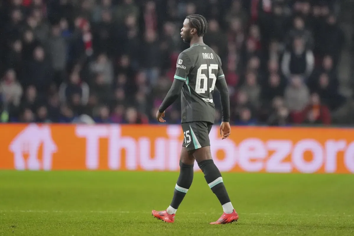 النجم الشاب أمارا نالو، لاعب ليفربول، يغادر الملعب بعد طرده في أول مباراة له بدوري أبطال أوروبا ضد بي إس في آيندهوفن.