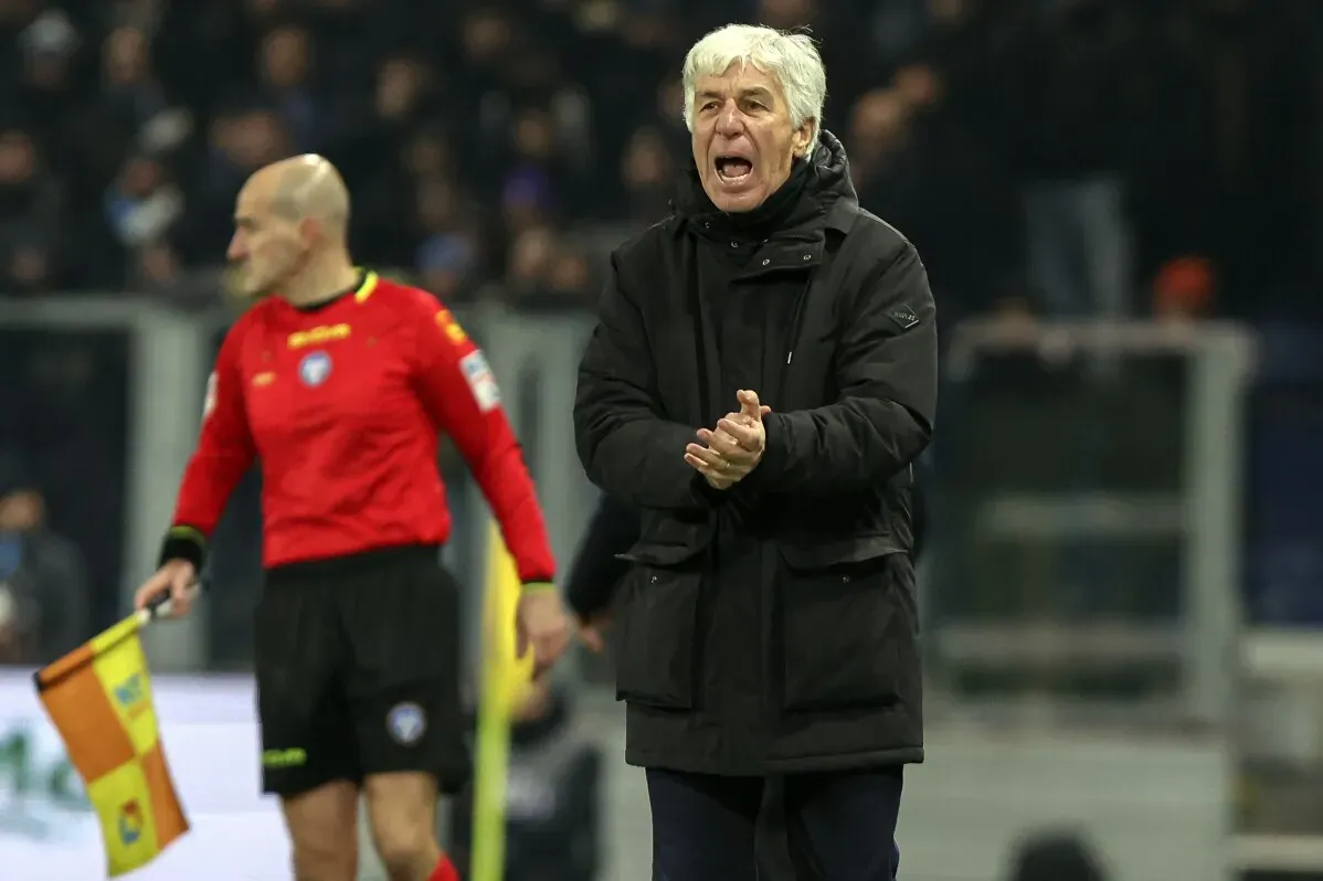 مدرب أتالانتا، جاجي، يتفاعل مع المباراة في ملعبه خلال مواجهة فريقه مع نابولي في الدوري الإيطالي، التي انتهت بفوز نابولي 3-2.
