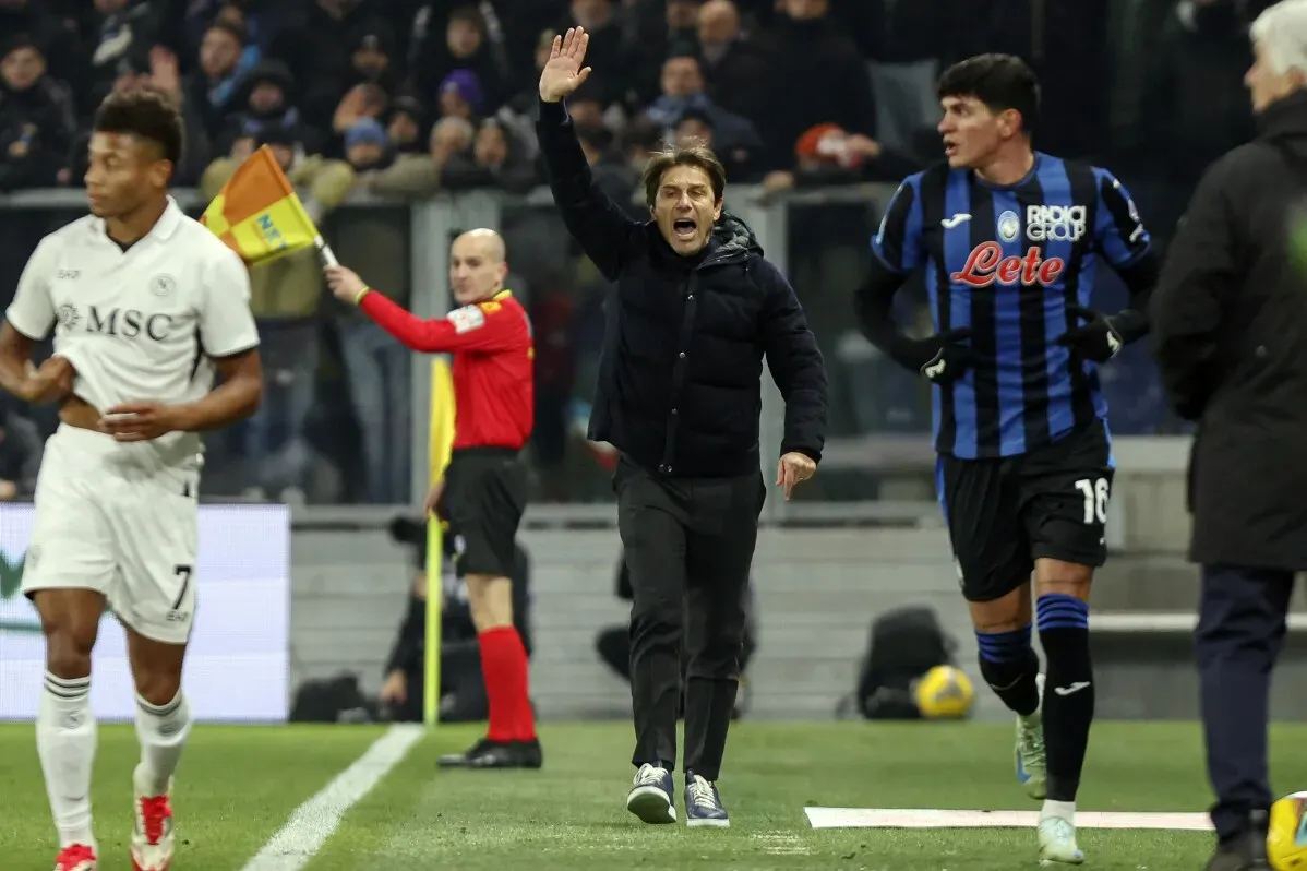 مدرب أتالانتا أنطونيو كونتي يحتفل بتسجيل هدف لفريقه خلال مباراة حماسية ضد نابولي في الدوري الإيطالي.